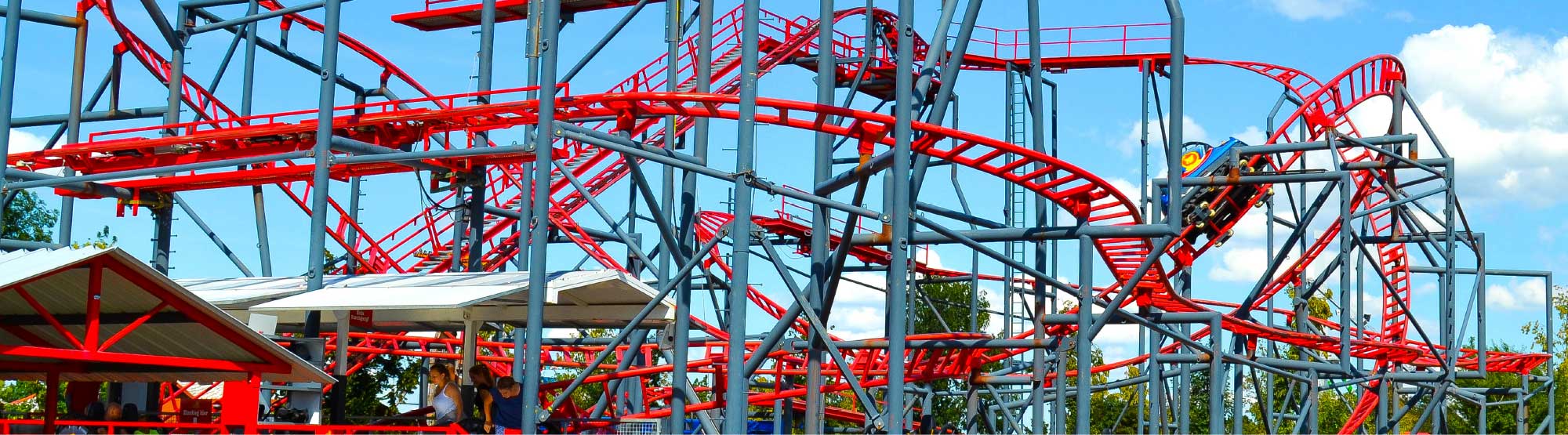 Wasserspiel mit Springbrunnen in einem Park Ein Springbrunnen mit mehreren Wasserstrahlen, die in die Luft spritzen, in einem Park mit Grünflächen.