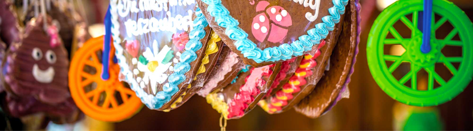 Wasserspiel mit Springbrunnen in einem Park Ein Springbrunnen mit mehreren Wasserstrahlen, die in die Luft spritzen, in einem Park mit Grünflächen.