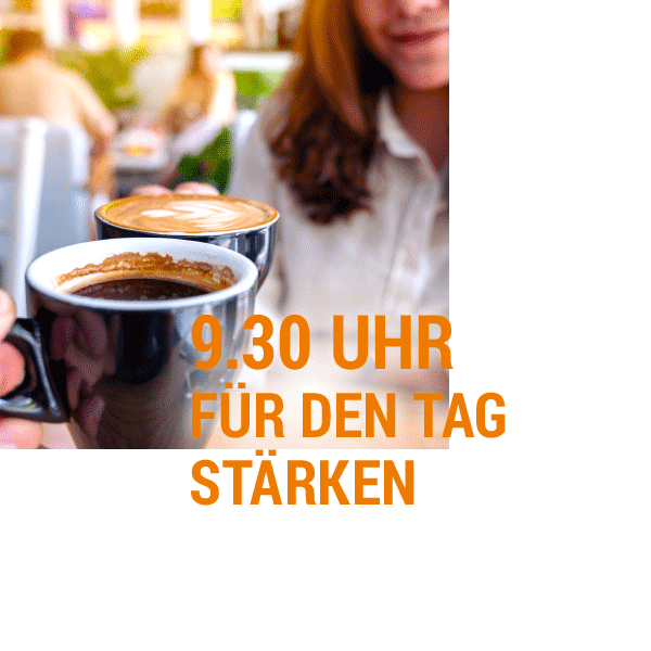 Tassen mit Kaffee in der Hand Zwei Kaffeetassen, eine schwarze und eine braune, werden von einer Person gehalten.