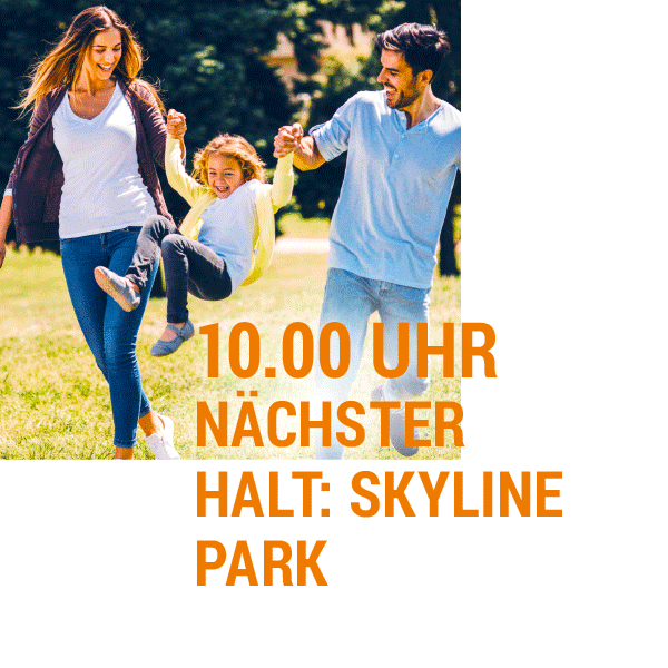 Familie im Freien mit Kindern Eine Familie mit zwei Kindern, die im Freien spielt und lacht.