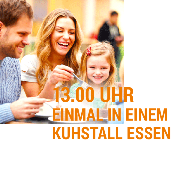 Familienaktivität mit Kindern Eine Familie mit zwei Erwachsenen und einem Kind, die zusammen an einem Tisch sitzen und lächeln.