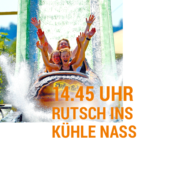 Familienrutsche im Wasserpark Familie auf einer Wasserrutsche, die ins Wasser rutscht und spritzt.