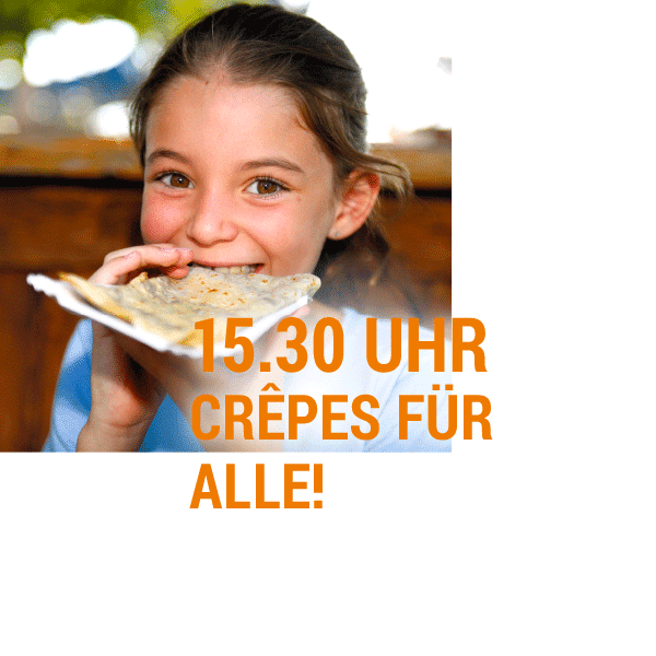 Mädchen mit Crêpe Ein Mädchen hält einen Crêpe in der Hand und lächelt in die Kamera.